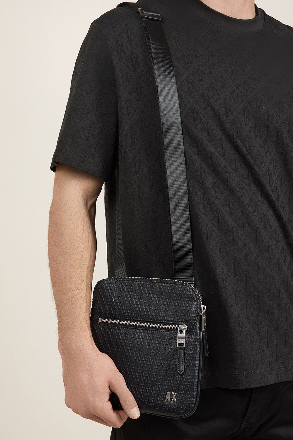 תמונת כל הלוק של תיק קרוסבודי ARMANI EXCHANGE